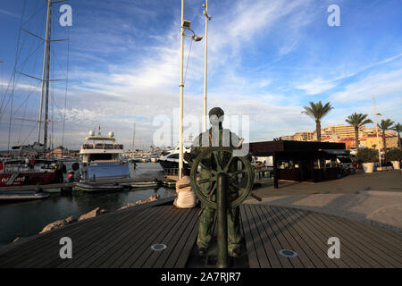 Statua di bronzo del timoniere, Vilamoura Marina di notte, Algarve, Portogallo, Europa Foto Stock