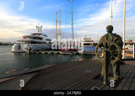 Statua di bronzo del timoniere, Vilamoura Marina di notte, Algarve, Portogallo, Europa Foto Stock