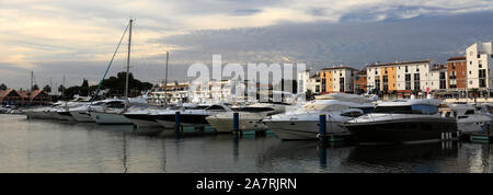 Le imbarcazioni da diporto a Vilamoura Marina, Algarve, Portogallo, Europa Foto Stock