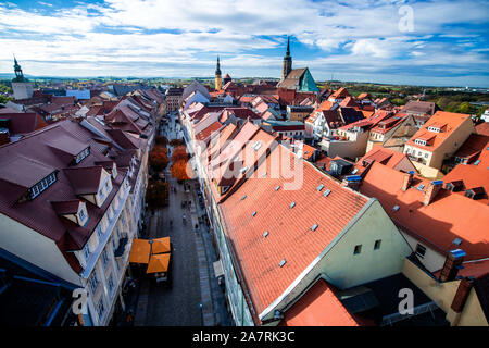 Bautzen, Germania. Xvii oct, 2019. Vista panoramica dal Reichenturm sopra i tetti delle case a Reichenstraße nel centro storico. Bautzen, alto sorabo Budy?in, è una grande città distretto nella parte orientale della Sassonia. La città si trova sul fiume Sprea e è la sede del distretto di Bautzen district, che è chiamato dopo di esso. Credito: Jens Büttner/dpa-Zentralbild/ZB/dpa/Alamy Live News Foto Stock