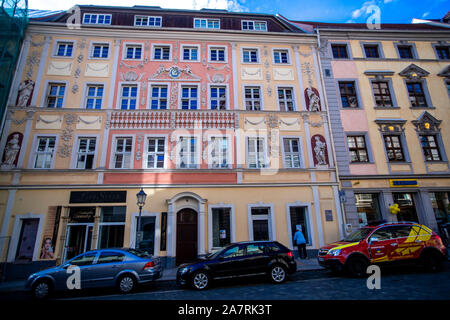 Bautzen, Germania. Xvii oct, 2019. Un rinnovato e residenziale edificio commerciale nella città vecchia. Bautzen, alto sorabo Budy?in, è una grande città distretto nella parte orientale della Sassonia. La città si trova sul fiume Sprea e è la sede del distretto di Bautzen district, che è chiamato dopo di esso. Credito: Jens Büttner/dpa-Zentralbild/ZB/dpa/Alamy Live News Foto Stock