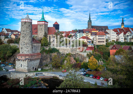 Bautzen, Germania. Xvii oct, 2019. Vista della città vecchia con il vecchio arte acqua (di seguito) e Michaeliskirche. Bautzen, alto sorabo Budy?in, è una grande città distretto nella parte orientale della Sassonia. La città si trova sul fiume Sprea e è la sede del distretto di Bautzen district, che è chiamato dopo di esso. Credito: Jens Büttner/dpa-Zentralbild/ZB/dpa/Alamy Live News Foto Stock