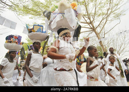 Osun devoto che si esibisce all'annuale Black Heritage Festival, Badagry Lagos, Nigeria. Foto Stock