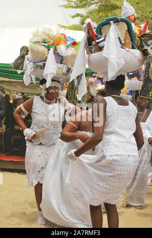 Osun devoto che si esibisce all'annuale Black Heritage Festival, Badagry Lagos, Nigeria. Foto Stock