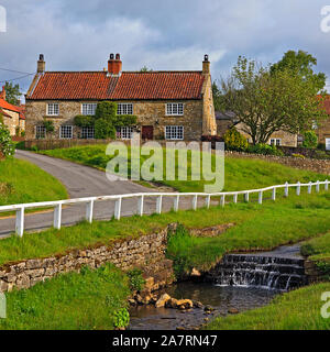 Hutton-le-Hole Village sul bordo del North York Moors, England, Regno Unito Foto Stock