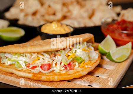 In casa Baja tacos di pesce con salsa di mango e trucioli. Miscelati cibo messicano: Guacamole, nachos, fajita, carne tacos. Vista dall'alto. Tex-mex cucina. Foto Stock