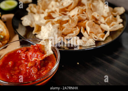 In casa Baja tacos di pesce con salsa di mango e trucioli. Miscelati cibo messicano: Guacamole, nachos, fajita, carne tacos. Vista dall'alto. Tex-mex cucina. Foto Stock