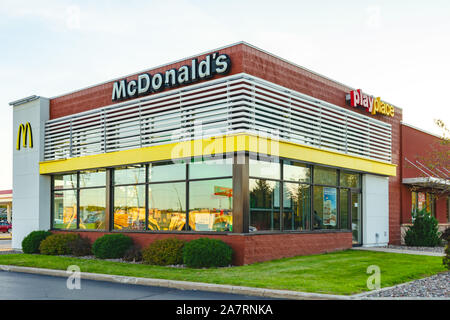 McDonald's restaurant sign. La McDonald's Corporation è la più grande del mondo di catena di hamburger ristoranti fast food. Foto Stock