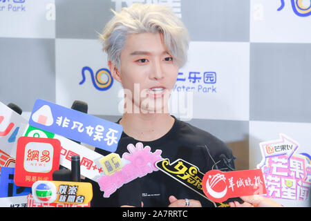 Cantante cinese Chengcheng ventola, il fratello più giovane di attrice Fan Bingbing, della Chinese Boy gruppo nove per cento, viene intervistato durante una vigilia promozionali Foto Stock