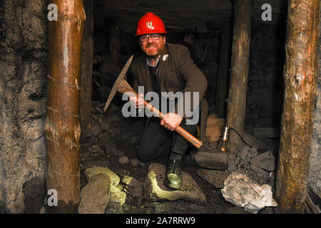 Coatbridge, Scotland, Regno Unito. 4 Novembre, 2019. Scottish Partito Verde co-leader Patrick Harvie MSP touring Summerlee Museum of Scottish vita industriale presso il lancio dei più recenti Scottish New Deal Verde carta. La New Economics Foundation è stato commissionato per produrre la relazione; "Re-eccitando la produzione: la politica industriale per le fonti energetiche rinnovabili alla produzione in Scozia " . Credito: Kay Roxby/Alamy Live News Foto Stock