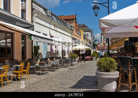 NIS, SERBIA - Giugno 15, 2019: a piedi la gente sulla strada pedonale principale del centro della città di Nis, Serbia Foto Stock