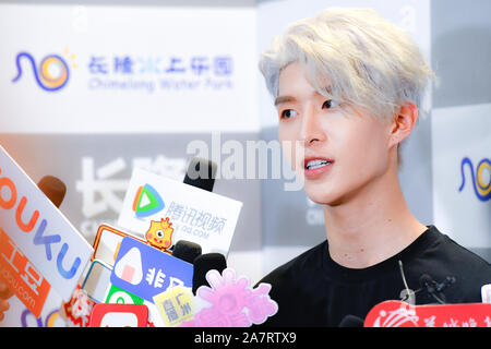 Cantante cinese Chengcheng ventola, il fratello più giovane di attrice Fan Bingbing, della Chinese Boy gruppo nove per cento, viene intervistato durante una vigilia promozionali Foto Stock