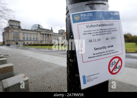 Berlino, Germania. 04 Nov, 2019. Grazie per le imminenti celebrazioni per il trentesimo anniversario della caduta del muro di Berlino, speciali precauzioni di sicurezza siano in posizione nel quartiere del governo. Credito: Wolfgang Kumm/dpa/Alamy Live News Foto Stock