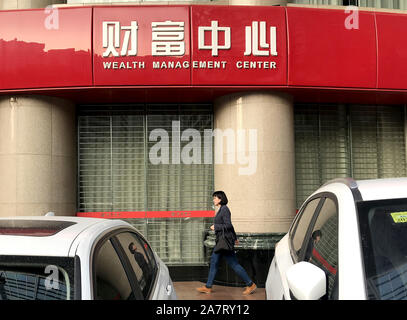 Pechino, Cina. 04 Nov, 2019. Una donna cinese passeggiate passato uno dei paesi maggiori banche (Banca di Pechino) specializzata in titoli e di wealth management a Pechino il lunedì, 4 novembre 2019. A differenza di molti altri paesi, la Cina gestisce una forte centralizzazione del processo di approvazione per gli strumenti finanziari derivati lancia, il che spiega il motivo per cui molti titoli prodotti sono bloccati al China Financial Future Exchange (CFFEX). Foto di Stefano rasoio/UPI Credito: UPI/Alamy Live News Foto Stock