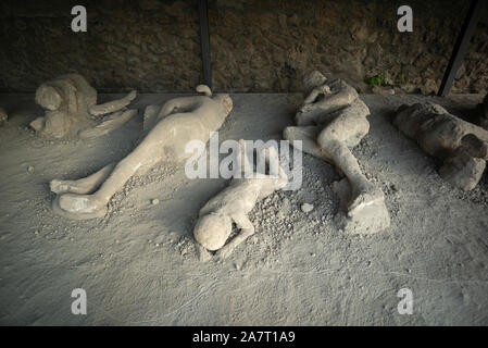 Pompei. L'Italia. Sito archeologico di Pompei. Orto dei fuggiaschi / Giardino dei fuggiaschi, calchi in gesso di corpi di persone che sono morte come hanno cercato Foto Stock