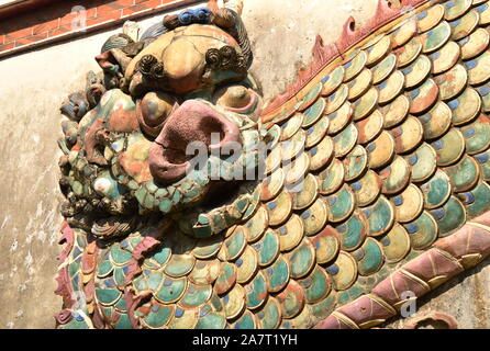 Variopinto leone la parete del drago sollievo di Kaiyuan antico tempio buddista in Quanzhou, Cina Foto Stock