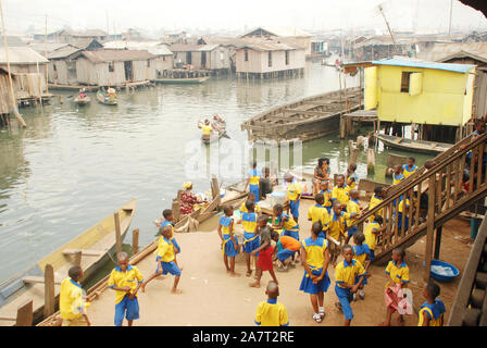 I bambini delle scuole Makoko giocano di fronte alla loro scuola a Lagos, Nigeria. Foto Stock