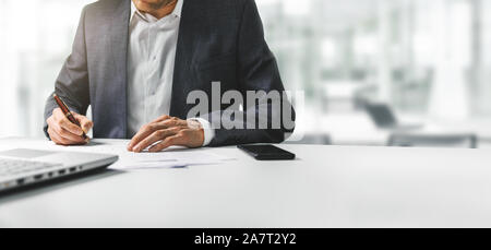 Imprenditore firma contratto business carte nel moderno e luminoso ufficio coworking. spazio copia Foto Stock