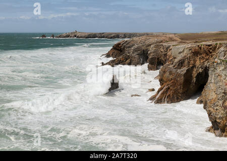 Cote Sauvage - forti onde dell'Oceano Atlantico sulla costa selvaggia della penisola di Quiberon, Bretagna Francia Foto Stock