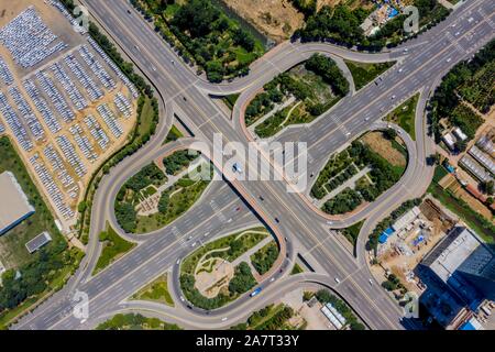 Vista delle strade e dei veicoli in Qingdao City, est della Cina di Jinan Provincia, 19 agosto 2019. La Cina del Consiglio di Stato ratifica il progetto di istituzione del libero Foto Stock