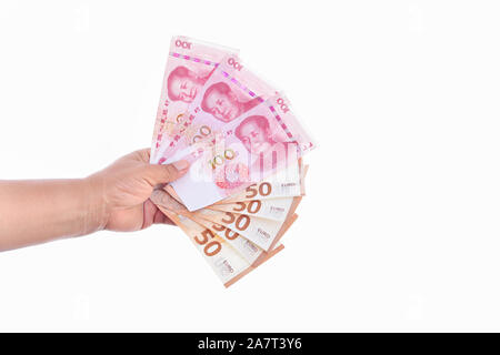 Una femmina di mano azienda Yuan e dollaro banconote Foto Stock