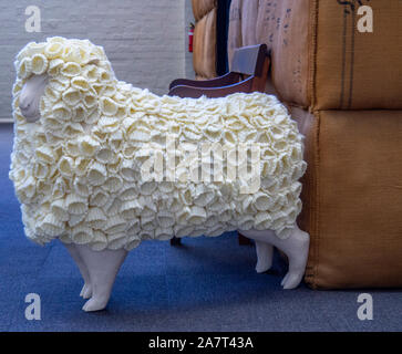 Pecore Merino fatti di lana e lana di Hesse balle sul display all National Wool Museum Geelong Victoria Australia. Foto Stock