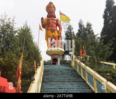 Grande signore Hanuman statua in Hanuman tempio vicino a Kalimpong, India. Foto Stock