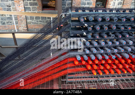 Mostra vintage macchinari meccanici le bobine su Axminster telaio a pinza utilizzando il sistema jacquard a National Wool Museum Geelong Victoria Australia. Foto Stock