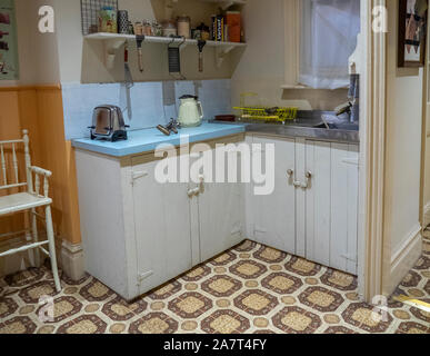 Visualizzazione di una tipica cucina australiana e gli elettrodomestici e utensili dal 1930 al 1950 a National Wool Museum Geelong Victoria Australia. Foto Stock