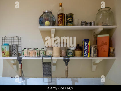 Visualizzazione di una tipica cucina australiana e gli elettrodomestici e utensili dal 1930 al 1950 a National Wool Museum Geelong Victoria Australia. Foto Stock