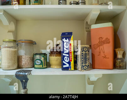 Visualizzazione di una tipica cucina australiana e gli elettrodomestici e utensili dal 1930 al 1950 a National Wool Museum Geelong Victoria Australia. Foto Stock