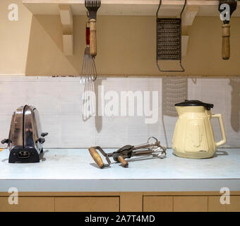 Visualizzazione di una tipica cucina australiana e gli elettrodomestici e utensili dal 1930 al 1950 a National Wool Museum Geelong Victoria Australia. Foto Stock