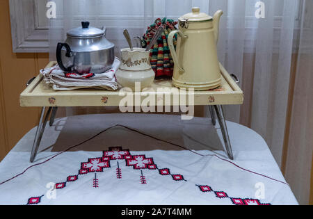 Visualizzazione di una tipica cucina australiana e gli elettrodomestici e utensili dal 1930 al 1950 a National Wool Museum Geelong Victoria Australia. Foto Stock