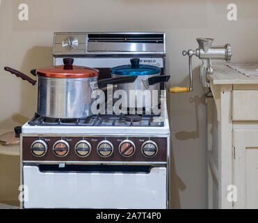 Visualizzazione di una tipica cucina australiana e gli elettrodomestici e utensili dal 1930 al 1950 a National Wool Museum Geelong Victoria Australia. Foto Stock