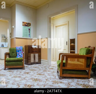 Visualizzazione di una tipica casa australiana lounge room e mobili dal 1930 al 1950 a National Wool Museum Geelong Victoria Australia. Foto Stock