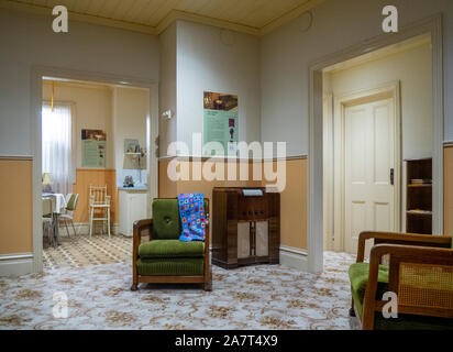 Visualizzazione di una tipica casa australiana lounge room e mobili dal 1930 al 1950 a National Wool Museum Geelong Victoria Australia. Foto Stock