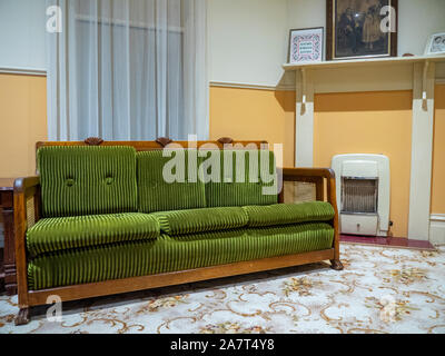 Visualizzazione di una tipica casa australiana lounge room e mobili dal 1930 al 1950 a National Wool Museum Geelong Victoria Australia. Foto Stock