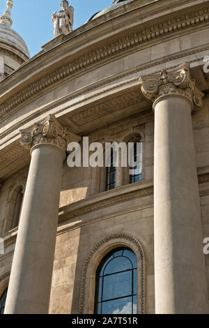 Dettagli architettonici di ordine ionico colonne classiche St.Stephen's Basilica. Budapest Foto Stock