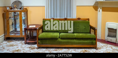 Visualizzazione di una tipica casa australiana lounge room e mobili dal 1930 al 1950 a National Wool Museum Geelong Victoria Australia. Foto Stock