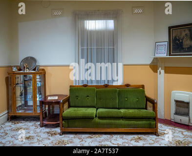 Visualizzazione di una tipica casa australiana lounge room e mobili dal 1930 al 1950 a National Wool Museum Geelong Victoria Australia. Foto Stock