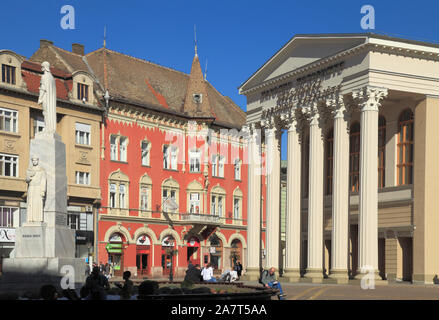 La Serbia, Vojvodina, Subotica, Piazza della Libertà, Auto Jovan Nenad statua, Teatro Nazionale Foto Stock