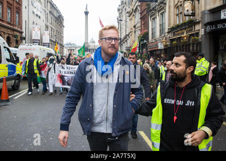 Londra, Regno Unito. 13 ottobre, 2019. Lloyd Russell-Moyle, manodopera MP per Brighton Kemptown, unisce i membri del regno unito la comunità curda marciando in segno di protesta ag Foto Stock