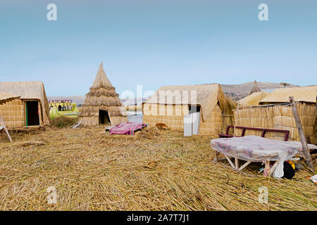 PUNO, PERÙ - circa OTTOBRE, 2019: Isola di Uros. Le isole galleggianti del lago Titicaca Foto Stock