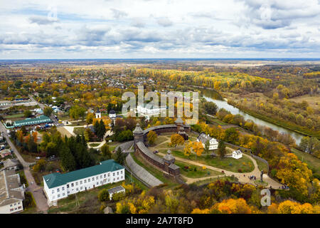 Veduta aerea del castello di Baturin con il fiume Seym in Oblast di Chernihiv dell'Ucraina. Bellissimo paesaggio autunnale. Foto Stock