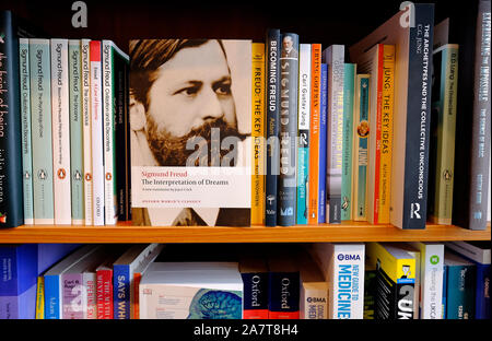 Sigmund Freud libri su book shop ripiano, Norfolk, Inghilterra Foto Stock