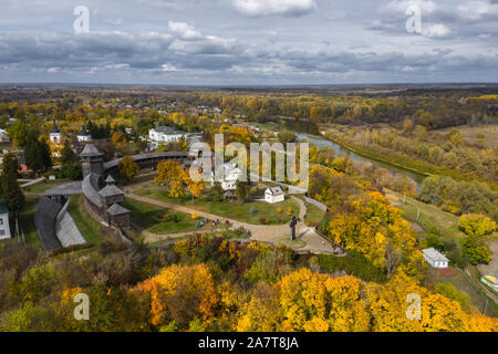 Veduta aerea del castello di Baturin con il fiume Seym in Oblast di Chernihiv dell'Ucraina. Bellissimo paesaggio autunnale. Foto Stock