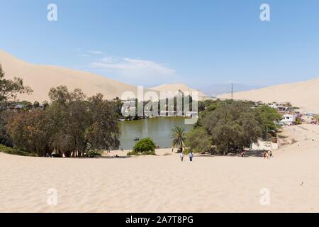 Sandboarding e buggy in dune del Perù Foto Stock