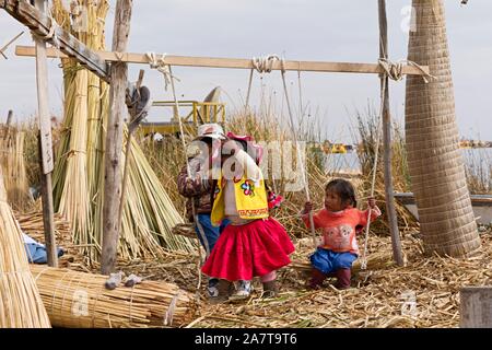 Uros sono un popolo indigeno del Perù e della Bolivia. Essi vivono in un approssimativo e ancora in crescita 120 auto-stile isola galleggiante sul lago Titicaca. Foto Stock