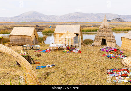 Uros sono un popolo indigeno del Perù e della Bolivia. Essi vivono in un approssimativo e ancora in crescita 120 auto-stile isola galleggiante sul lago Titicaca. Foto Stock