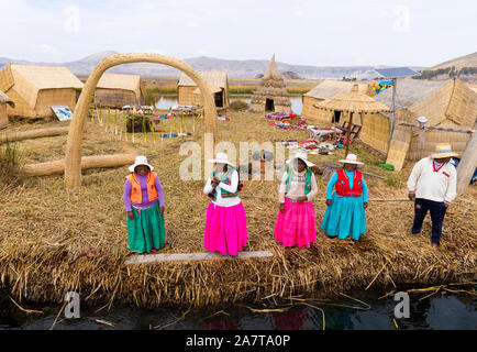 Uros sono un popolo indigeno del Perù e della Bolivia. Essi vivono in un approssimativo e ancora in crescita 120 auto-stile isola galleggiante sul lago Titicaca. Foto Stock